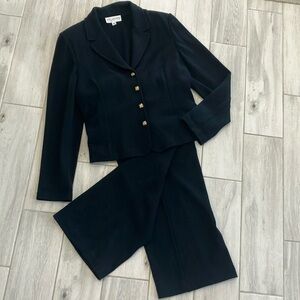 Beautiful Vintage St John Black Knit Pant Suit Sz 16